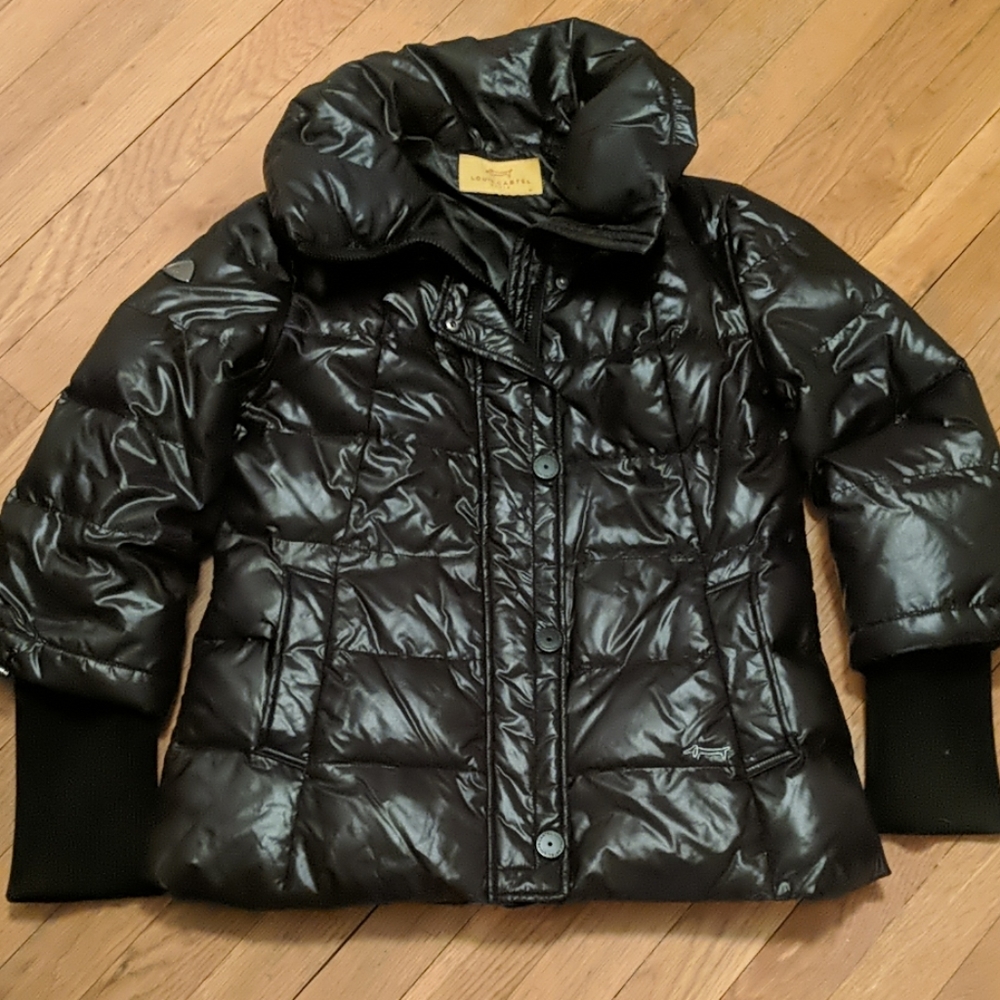 Super light and shiny black puffer